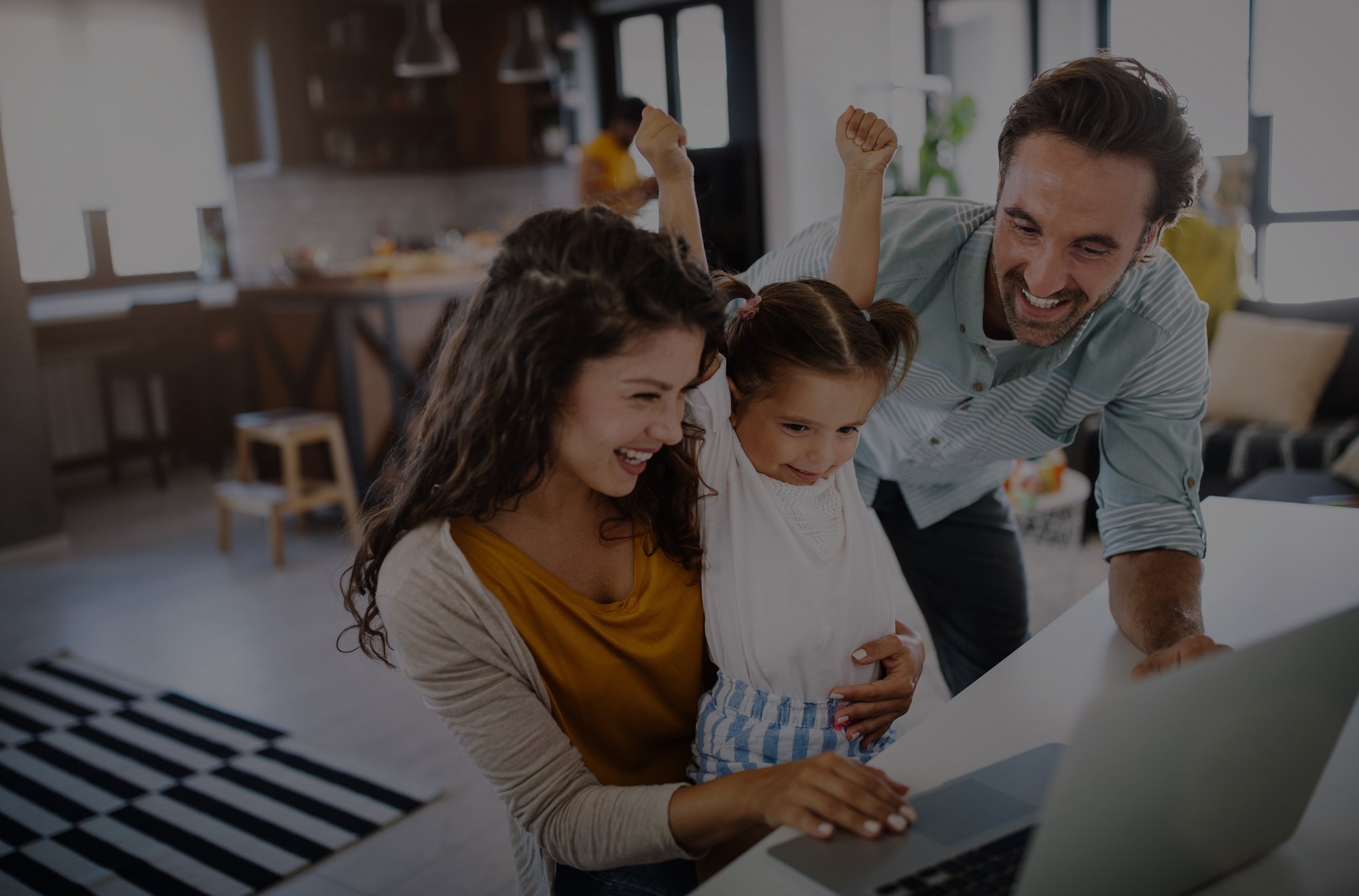 familia_feliz_computador