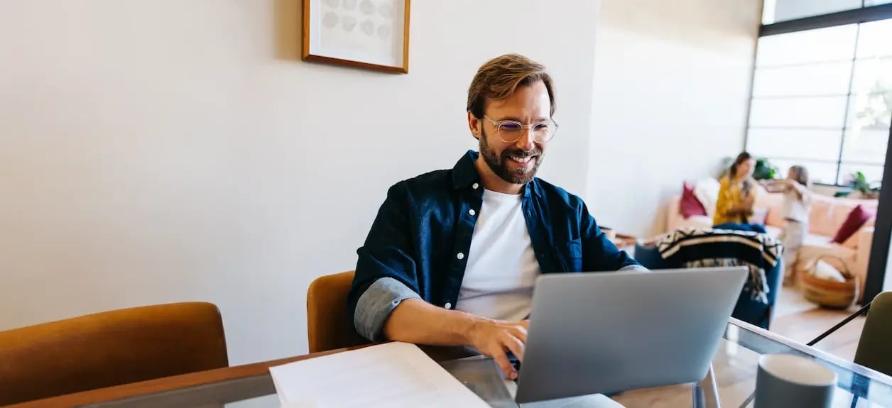 homem ao computador