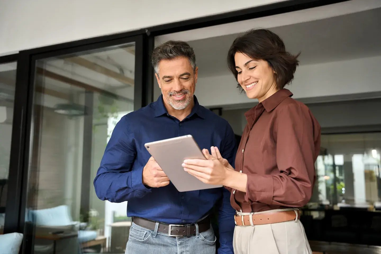 trabalhadores a ver tablet
