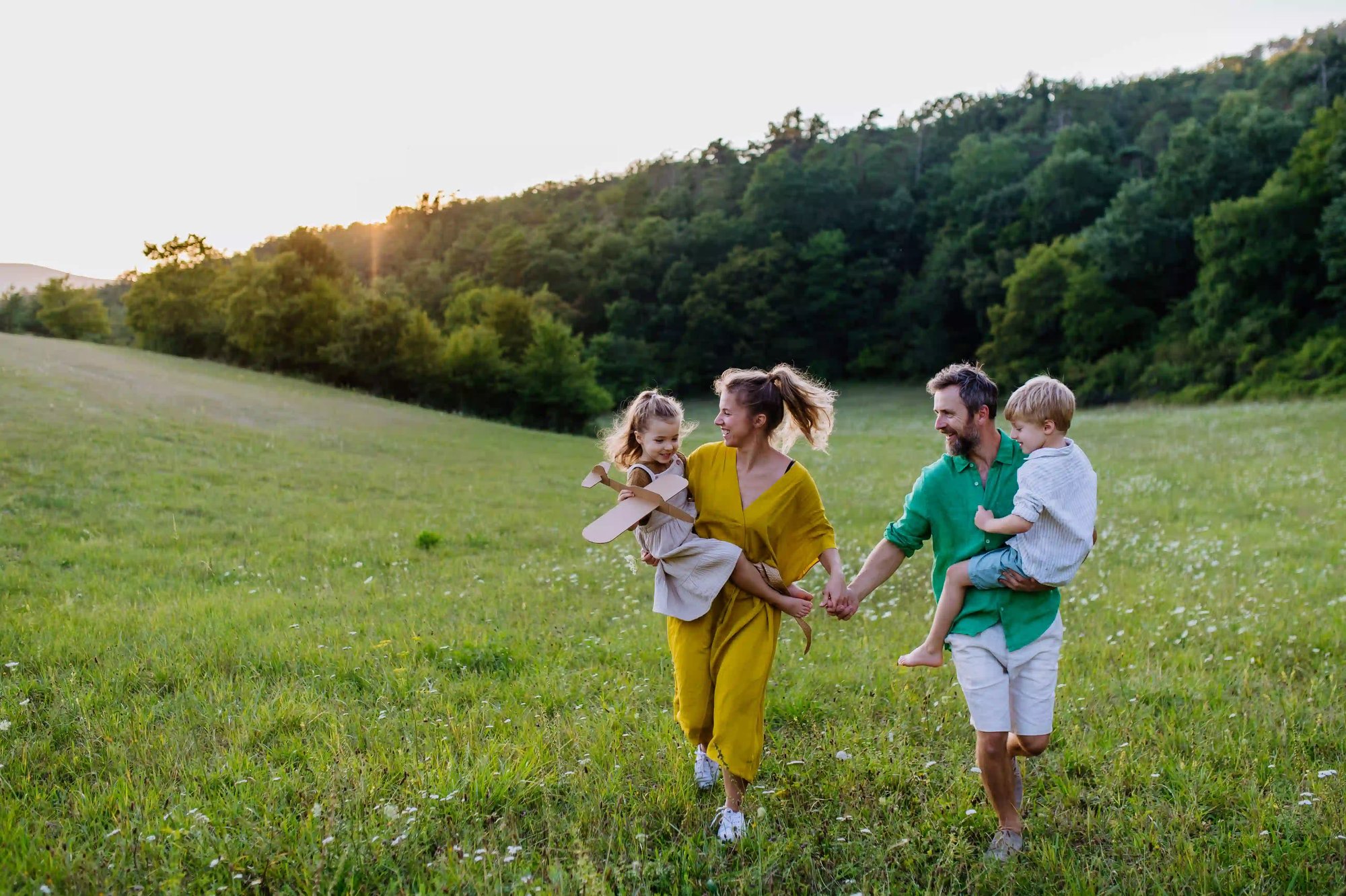 familia-a-caminhar-na-natureza