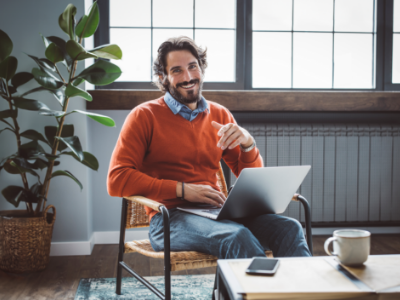 homem-no-computador-acidentes-de-trabalho