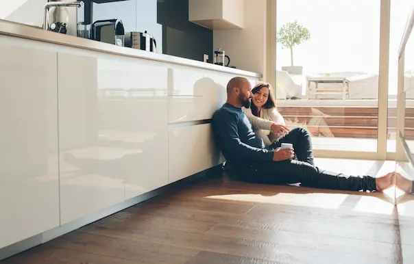 casal no chao de cozinha