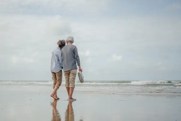 casal senior na praia
