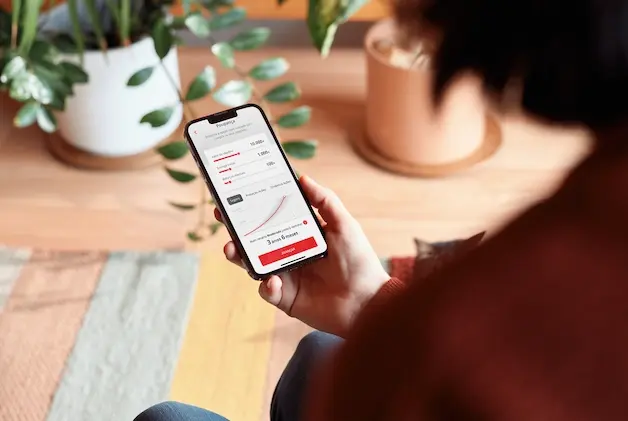 mulher a ver ecra app mysavings