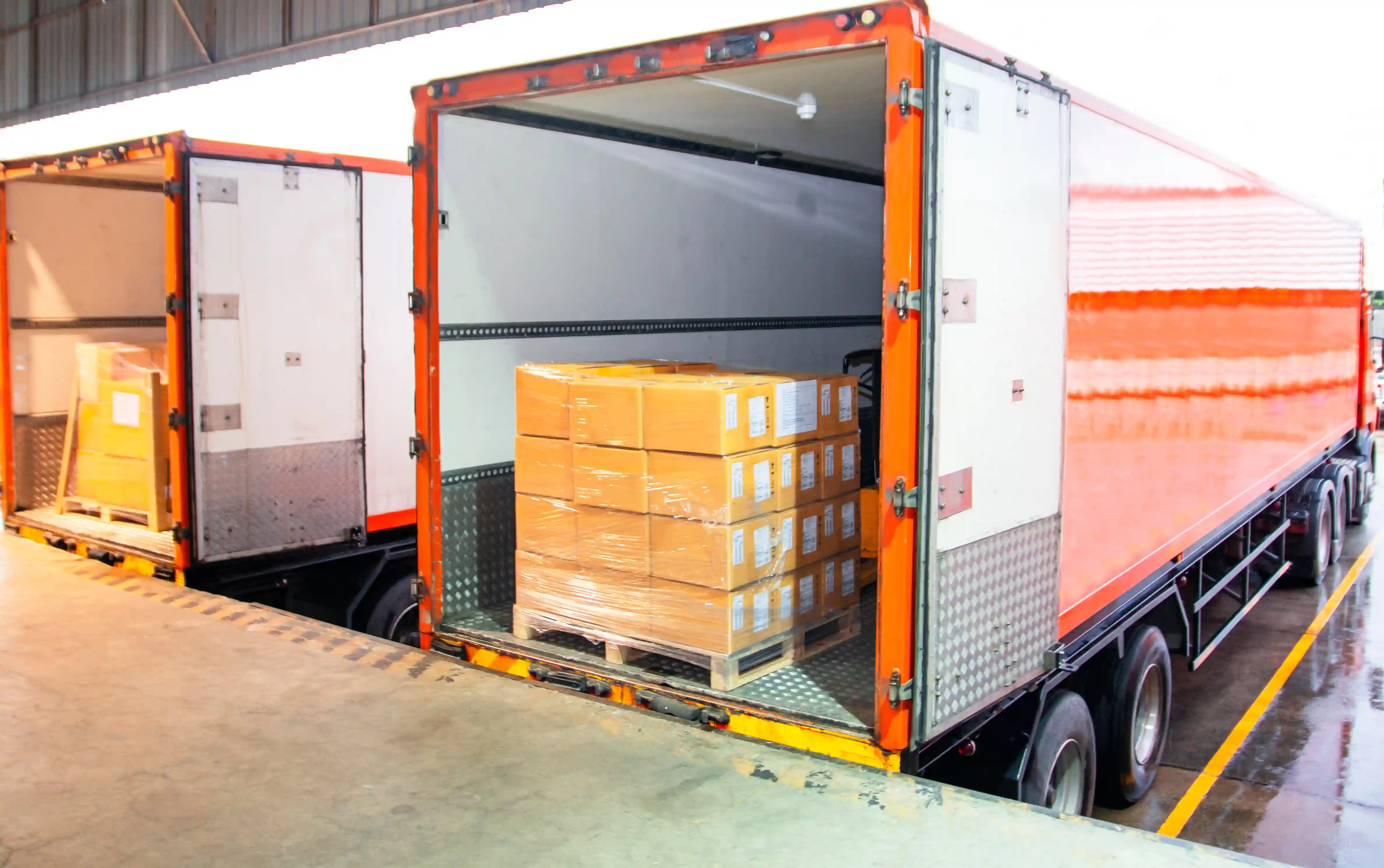 camiao-a-transportar-mercadoria
