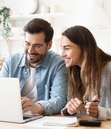 casal-no-computador-a-sorrir-proposito-longevidade