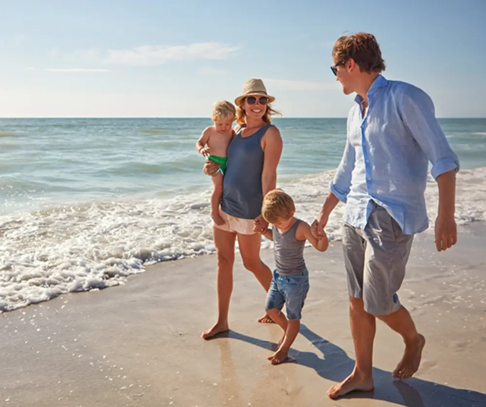 familia-a-caminhar-na-praia-vida-familia-card